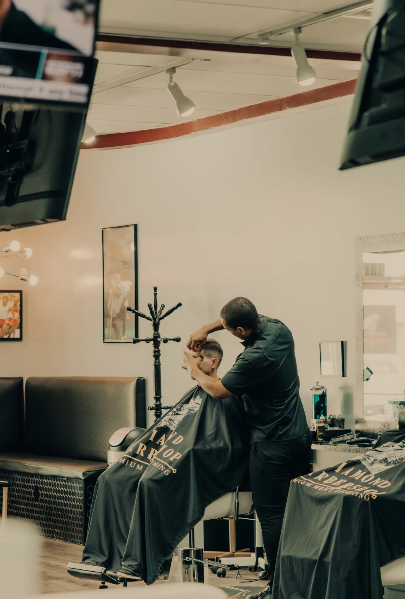 Diamond Barbershop interior 1